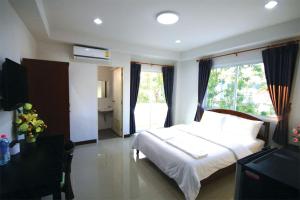 甲米镇班撒拉恩酒店的卧室设有白色的床和大窗户