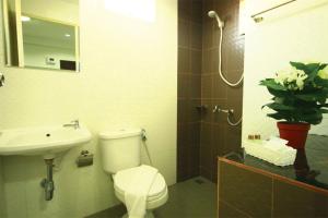 甲米镇班撒拉恩酒店的浴室配有卫生间、盥洗盆和淋浴。
