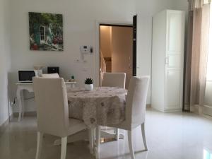 莫诺波利Dimora Del Sorriso的一间带桌子和白色椅子的用餐室