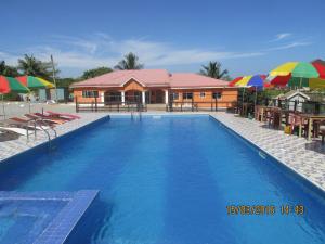 Bortianor牙买加旅馆的一个带遮阳伞和房子的大型游泳池