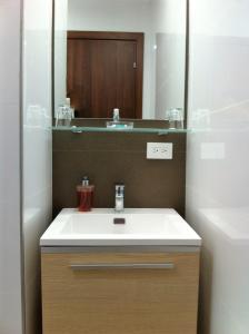 圣何塞佛得岛酒店的一间带水槽和镜子的浴室
