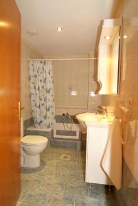蒂加基Sagittarius Apartments的浴室配有卫生间、盥洗盆和淋浴。