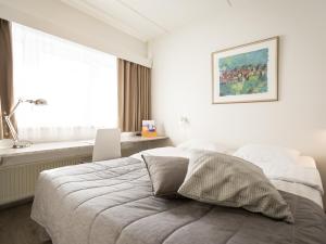 于韦斯屈莱芬兰蒂亚阿尔巴酒店的白色的卧室设有床和窗户