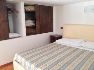布林迪西Casa Petra - Mini Open Space的卧室配有一张床