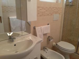 布林迪西Casa Petra - Mini Open Space的一间带水槽、卫生间和镜子的浴室
