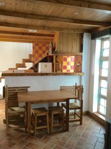 卡萨雷斯拉斯维加斯塔斯迪米阿布维拉乡村民宿的一间带木桌和椅子的用餐室
