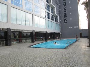 荣市文广场酒店的一座建筑物中央的游泳池