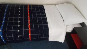 查普利纳赫乐思诺汽车旅馆的床上有毯子和枕头