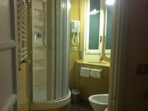 博纳索拉佩西恩摩德纳酒店的一间带水槽、卫生间和镜子的浴室