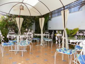 阿里卡萨沃纳酒店的一组桌子和椅子,放在伞下