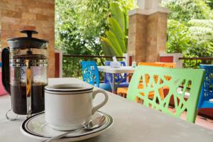 日惹艾丽西亚别墅的一杯咖啡,坐在桌子上,带温热器