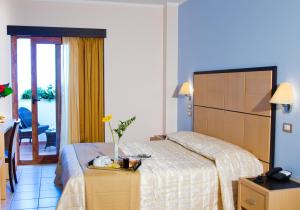 维耶斯泰弗特埃酒店的酒店客房设有一张床和一个阳台。
