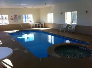 霍布斯利县酒店的游泳池位于酒店客房内,配有桌椅
