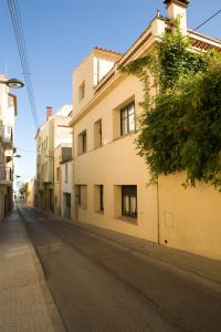 莱斯卡拉L'Escala - Pintor Massanet的一条空的街道,旁边是一座建筑