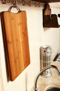 埃尔多拉多Litoral Apart的厨房水槽和墙上的切板