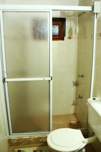 埃尔多拉多Litoral Apart的带淋浴、卫生间和盥洗盆的浴室