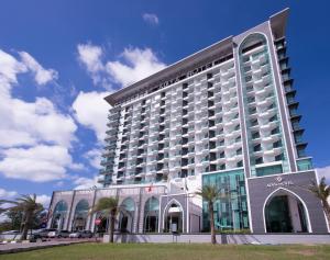 瓜埠兰卡威阿迪雅酒店的一座棕榈树环绕的大建筑