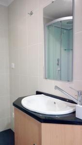 拉日什Quinta do Chico Feijão的浴室设有白色水槽和镜子