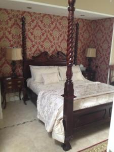 卡林福德Riverside Lodge的一间卧室配有一张木柱床