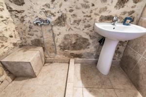TsikalariáTsikalaria Traditional Stone House的一间带水槽和石墙的浴室