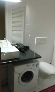 罗加斯卡斯拉提纳Apartment Park 16的一间带水槽和洗衣机的浴室