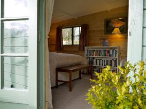 Brading玛石住宿加早餐旅馆的一间卧室设有一张床和一个书架
