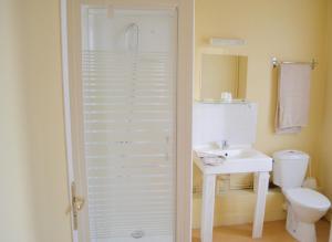 埃夫勒格兰德酒店的白色的浴室设有卫生间和水槽。