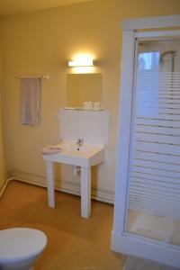 埃夫勒格兰德酒店的浴室配有白色水槽和卫生间。