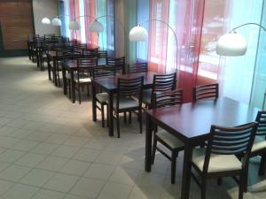 哈普萨卢哈普萨卢运动中心酒店的餐厅里一排桌椅