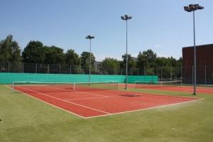 哈普萨卢哈普萨卢运动中心酒店的网球场,球场上设有网