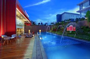 Banjarbarufavehotel Banjarbaru的一座建筑物中央的游泳池