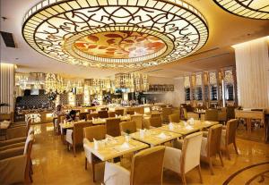 大兴北京锦江富园大酒店的一间带桌椅和大吊灯的餐厅