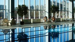 大兴北京锦江富园大酒店的一座游泳池,旁边的人坐在大楼里