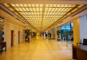 大兴北京锦江富园大酒店的建筑中一个空的走廊,天花板