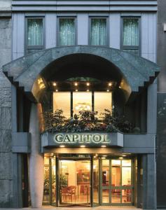 米兰卡皮托尔米兰酒店的一座设有餐厅入口的建筑