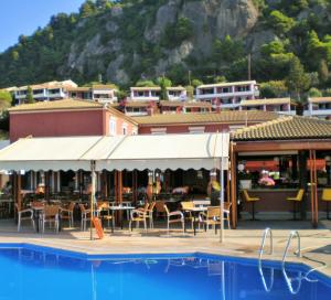 派莱卡斯MENIGOS RESORT - Διαμέρισμα Αριθμός 168的一个带游泳池和餐厅的一个度假胜地