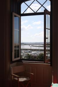 菲盖拉-达福什Hostel 402的享有海港景色的窗户
