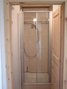 AspiranMaison Abricot et Orange的浴室里设有玻璃门淋浴