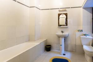 马拉喀什里亚德奥马尔庭院旅馆的带浴缸水槽和卫生间的浴室