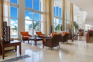 迈阿密海滩Marenas Beach Resort Private Luxury Suites的大堂设有桌椅和大窗户。