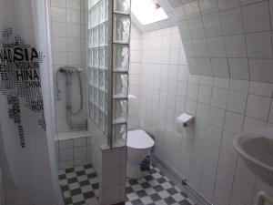 VitabyVitaby Järnvägshotell的一间带卫生间和水槽的小浴室