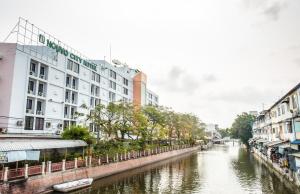 曼谷诺沃城大酒店的运河旁的城市河流
