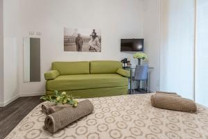拉文纳科索迪亚兹住宿加早餐旅馆的客厅配有绿色的床和沙发