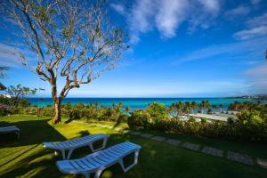 长滩岛拉尔夫之家旅馆的公园内2张长椅,享有海景