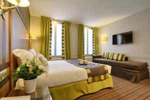 巴黎蒙迪酒店的酒店客房,配有床和沙发