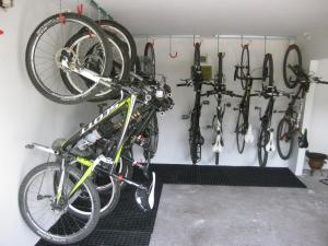 蒂蒂湖-新城Action Forest Hotel Titisee - nähe Badeparadies的自行车与其他自行车一起挂在墙上
