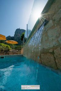 卡斯特拉讷努维尔商业酒店的一个带喷泉的游泳池