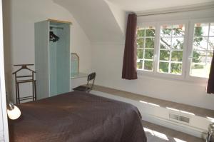 萨尔特河畔勒梅勒安妮科斯酒店的一间卧室设有一张床和一个窗口