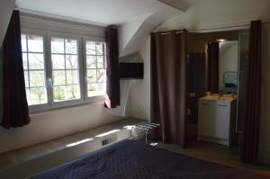 萨尔特河畔勒梅勒安妮科斯酒店的一间卧室设有床、窗户和水槽