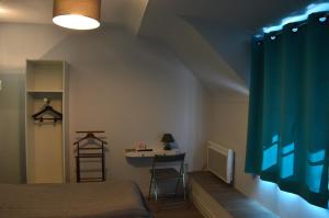 萨尔特河畔勒梅勒安妮科斯酒店的一间卧室配有一张床、一张桌子和一张桌子